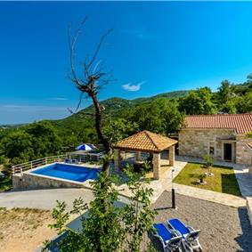 2 bedroom villa with pool and mountain views near Orašac, sleeps 4